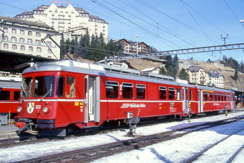 RhB Regionalzug 951 von Zuoz nach St.Moritz am 26.02.2000 in St.Moritz mit Triebwagen Be 4/4 512 - ABDt 1713 - Hinweis: mit Logo: ENGADIN TRANSRENO, gescanntes Dia
