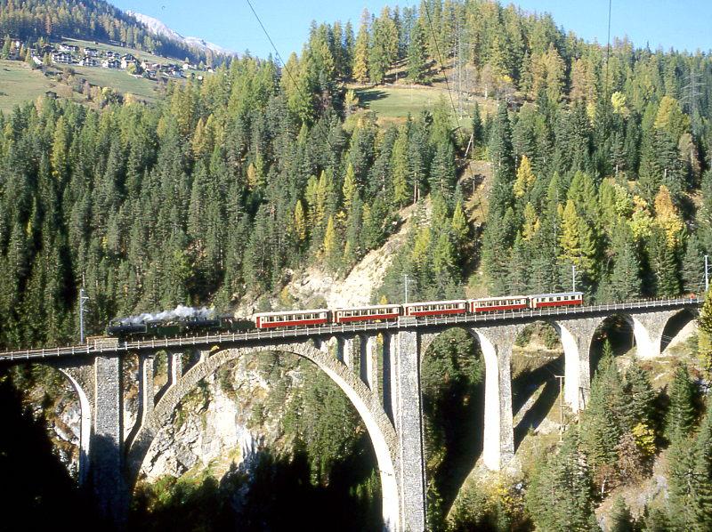 RhB Salon-Dampfzug 3153 fr GRAUBNDEN TOURS von Davos-Platz nach Filisur vom 25.10.1997 auf Wiesener Viadukt mit Dampflok-Doppelbespannung G 4/5 107 - G 4/5 108 - As 1144 - As 1142 - As 1141 - As 1143 - As 1161.