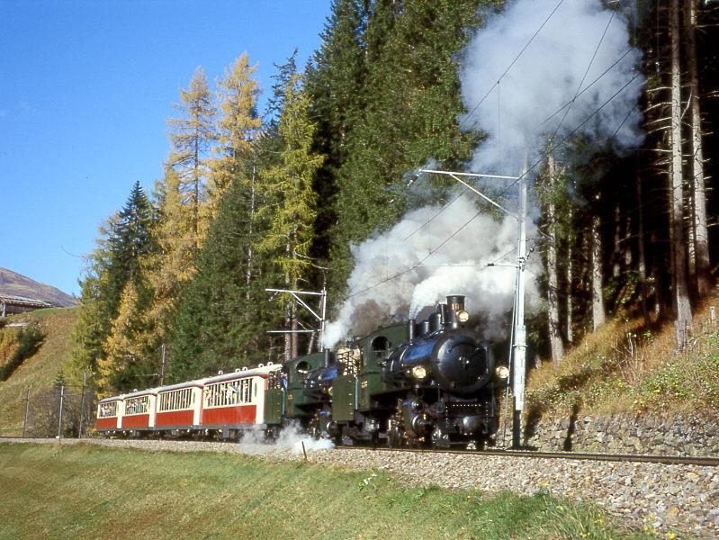 RhB Salon-Dampfzug 3153 fr GRAUBNDEN TOURS von Davos-Platz nach Filisur vom 26.10.1997 bei Davos-Monstein mit Dampflok-Doppelbespannung G 4/5 108 - G 4/5 107 - As 1143 - As 1141 - As 1142 - As 1144. 