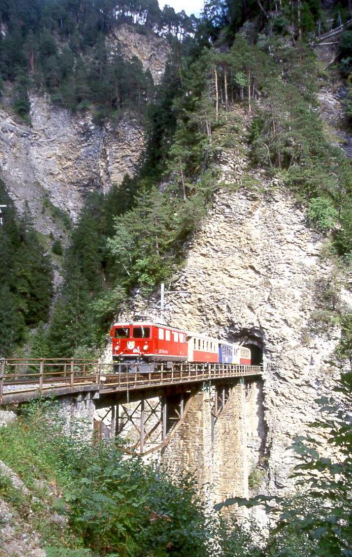 RhB Salon-Extrazug 3658 von Arosa nach Chur am 30.08.1998 auf Castielertobel-Viadukt mit E-Lok Ge 4/4I 610 As 1154 - WRS 3821 - As 1141.

