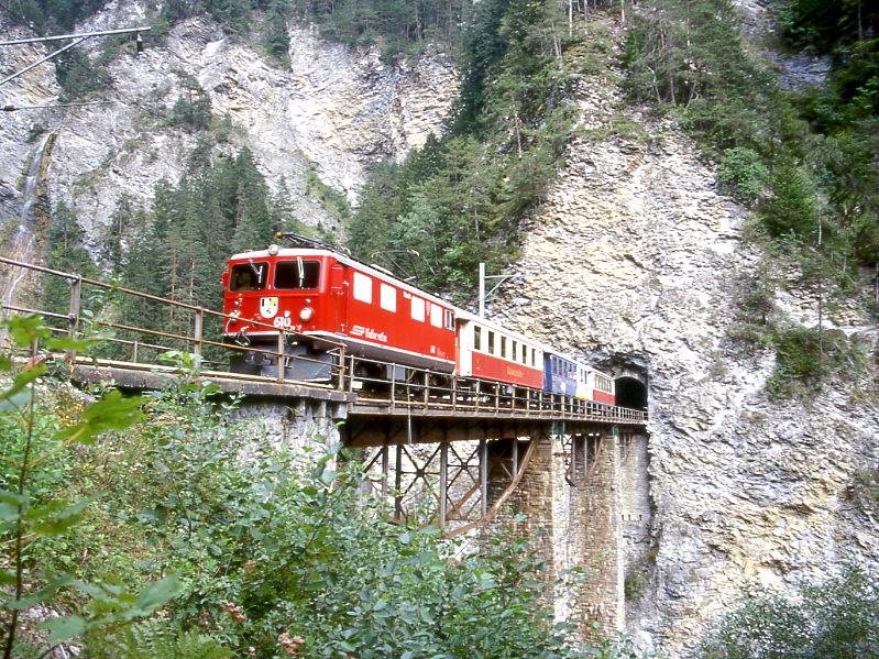 RhB Salon-Extrazug 3658 von Arosa nach Chur am 30.08.1998 auf Castielertobel-Viadukt mit E-Lok Ge 4/4I 610 As 1154 - WRS 3821 - As 1141. 
