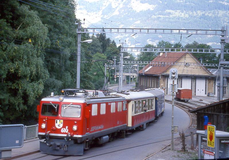 RhB Salon-Extrazug fr GRAUBNDEN TOURS 3629 von Chur nach Arosa am 30.08.1998 in Chur Sand mit E-Lok Ge 4/4I 610 - As 1141 - WRS 3821 - As 1154. Hinweis: Blick auf das alte Depot der Arosabahn mit den Depotgleisen.
