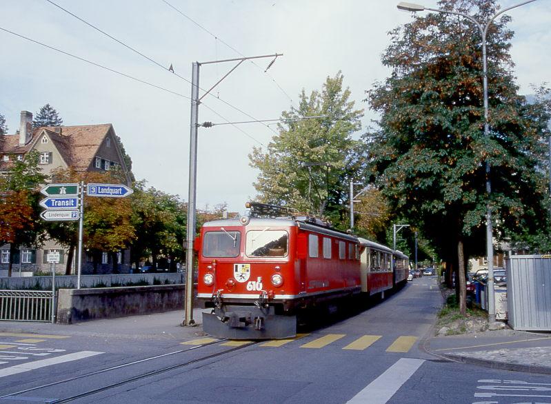 RhB Salon-Extrazug fr GRAUBNDEN TOURS 3629 von Chur nach Arosa am 30.08.1998 in Haltestelle Chur Stadt mit E-Lok Ge 4/4I 610 - As 1141 - WRS 3821 - As 1154. Hinweis: Die Salonwagen noch in alter Lackierung! Sehr beengt ist die Zufahrtsstrae nach Arosa. Ist die Rhtische Bahn unterwegs, gilt fr alle Verkehrsteilnehmer erhhte Vorsicht, auch fr Benutzer des Zebrastreifen!