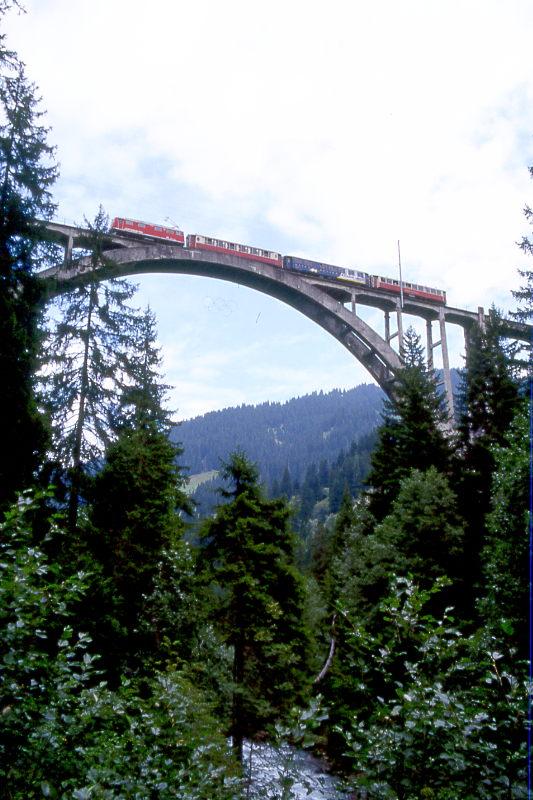 RhB Salon-Extrazug fr GRAUBNDEN TOURS 3629 von Chur nach Arosa am 30.08.1998 in auf Langwieser Viadukt mit E-Lok Ge 4/4I 610 - As 1141 - WRS 3821 - As 1154. Hinweis: Hier ist die ganze Hhe ab Flu erkennbar.
