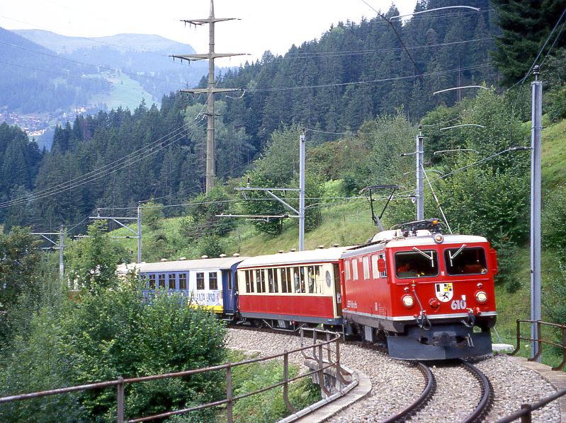 RhB Salon-Extrazug fr GRAUBNDEN TOURS 3629 von Chur nach Arosa am 30.08.1998 beim Gross-Tobel mit E-Lok Ge 4/4I 610 - As 1141 - WRS 3821 - As 1154.