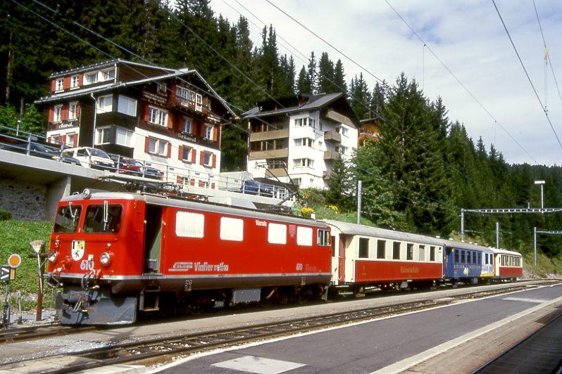 RhB SALON-Extrazug fr GRAUBNDEN TOURS 3658 von Arosa nach Chur am 30.08.1998 in Arosa mit E-Lok Ge 4/4I 610 - As 1154 - WRS 3821 - As 1141.
