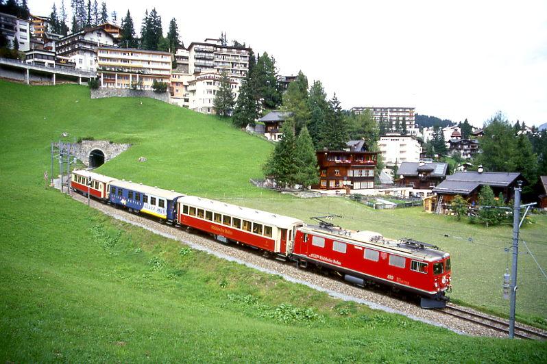 RhB SALON-Extrazug fr GRAUBNDEN TOURS 3658 von Arosa nach Chur am 30.08.1998 kurz unterhalb Arosa mit E-Lok Ge 4/4I 610 - As 1154 - WRS 3821 - As 1141.
