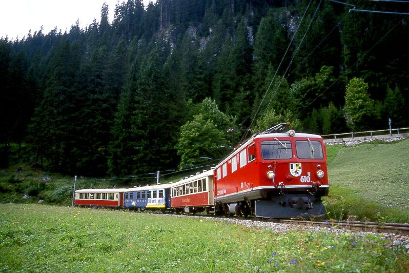 RhB SALON-Extrazug fr GRAUBNDEN TOURS 3658 von Arosa nach Chur am 30.08.1998 kurz vor Litzirti mit E-Lok Ge 4/4I 610 - As 1154 - WRS 3821 - As 1141.

