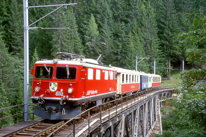 RhB SALON-Extrazug fr GRAUBNDEN TOURS 3658 von Arosa nach Chur am 30.08.1998 auf Frauentobel-Viadukt mit E-Lok Ge 4/4I 610 - As 1154 - WRS 3821 - As 1141.
