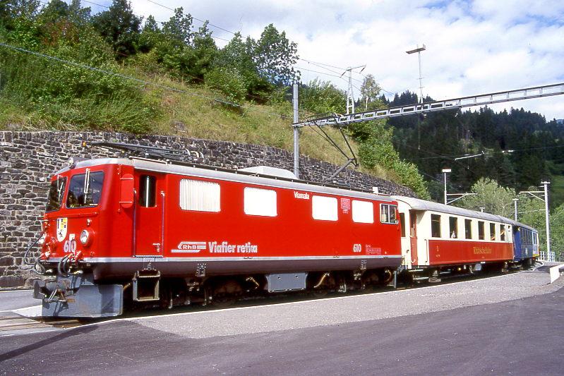 RhB SALON-Extrazug fr GRAUBNDEN TOURS 3658 von Arosa nach Chur am 30.08.1998 in St.Peter-Molinis mit E-Lok Ge 4/4I 610 - As 1154 - WRS 3821 - As 1141.
