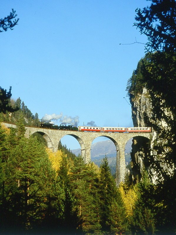 RhB Salondampfzug 3562 von Filisur nach Landquart am 25.10.1997 auf Landwasser-Viadukt mit Dampflok G 4/5 108 - G 4/5 107 - As 1161 - As 1143 - As 1141 - As 1142 - As 1144 - Xk 9044 - Hinweis: Der Salondampfzug fuhr in der 117-jhrigen Geschichte der RhB nur 2x ber den Landwasser-Viadukt. Am 25.10.1997 mit 2 Dampfloks und am 26.10.1997 mit 1 Dampflok. Fotos sind selten! Gescanntes Dia
