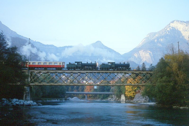 RhB Salondampfzug 3562 von Filisur nach Landquart am 25.10.1997 auf Rheinbrcke bei Reichenau mit Dampflok G 4/5 108 - G 4/5 107 - As 1161 - As 1143 - As 1141 - As 1142 - As 1144 - Xk 9044 - Hinweis: Der Salondampfzug fuhr in der 117-jhrigen Geschichte der RhB nur am 25.10.1997 kurz vor 18:00h noch bei ein wenig Tageslicht ber die Rheinbrcke. Durch meinen Fotopunkt Landwasserviadukt war sonst zeitlich kein anderes Fotomotiv mglich! Blende 3,5 1/30 Sekunde Belichtungszeut - Hinweis: gescanntes Dia
