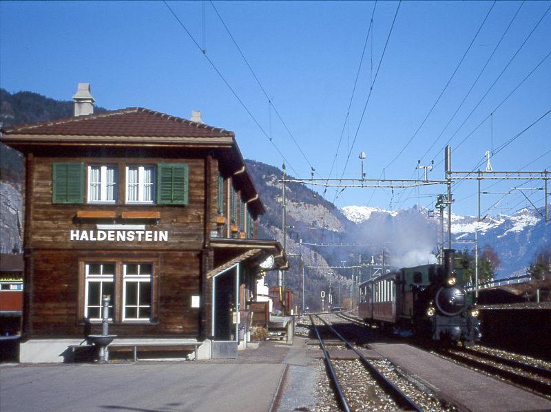 RhB Salondampfzug fr den Verein der Dampffreunde der RhB 3833 von Landquart nach Thusis vom 20.02.1998 in Haldenstein mit Dampflok G 3/4 1 - AS 1142 - AS 1141. Hinweis: sehr schn erkennt man die Holzbauweise des Bahnhofs Haldenstein.