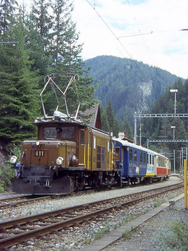 RhB Salonwagen-Extrazug 3131 von Davos-Platz nach Filisur vom 22.08.1995 in Wiesen mit E-Lok Ge6/6I 411 - WRS 3821 - As 1141 - As 1142 - As 1143. Hinweis: Lok 2000a nach Unfallschaden, Salonwagen inzwischen in anderer Lackierung und umgebaut in Betrieb.
