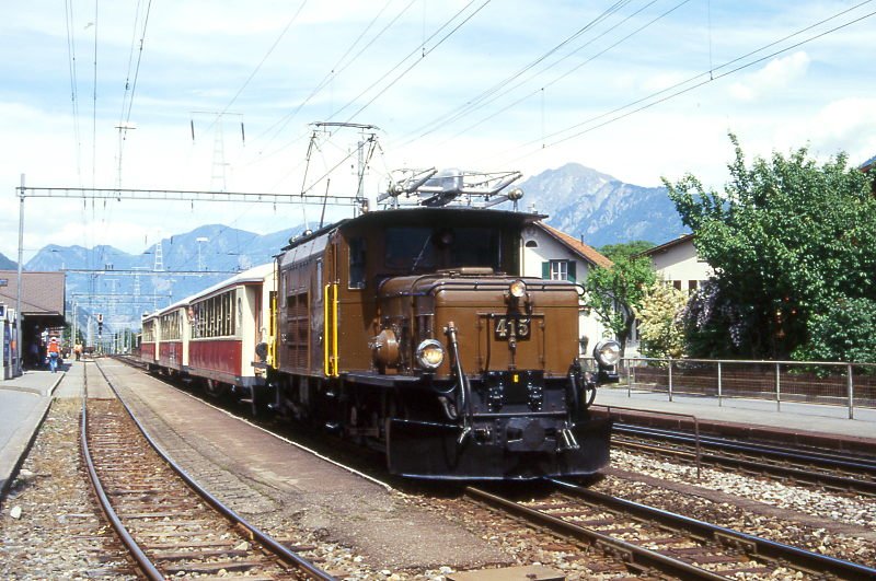 RhB Salonzug 3555 von Chur nach Domat Ems am 07.06.1997 in Domat Ems mit E-Lok Ge 6/6 I 415 - As 1141 - As 1143 - As 1142. Hinweis: gescanntes Dia
