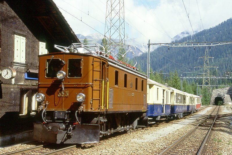RhB Salonzug ALPIN CLASSIC PULLMAN EXPRESS fr Graubnden Tours 3527 von Chur nach Pontresina am 28.08.1998 in Muot mit E-Lok Ge 4/6 353 - D 4062 - As 1143 - As 1144 - As 1141. Hinweis: Salonwagen inzwischen alle umgebaut.
