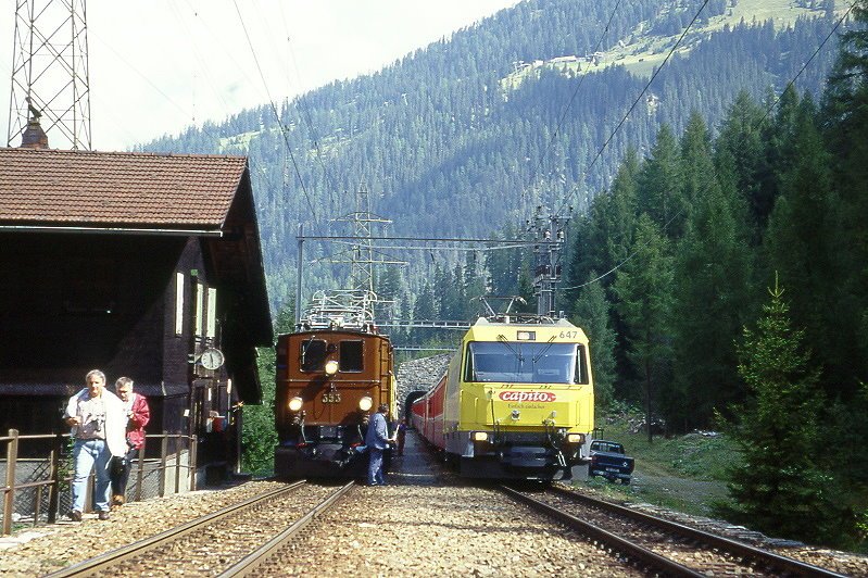 RhB Salonzug ALPIN CLASSIC PULLMAN EXPRESS fr Graubnden Tours 3527 von Chur nach Pontresina am 28.08.1998 in Muot mit E-Lok Ge 4/6 353 - D 4062 - As 1143 - As 1144 - As 1141. Hinweis: Salonwagen inzwischen alle umgebaut - berholung durch Zug 531 mit E-Lok Ge 4/4 III 647
