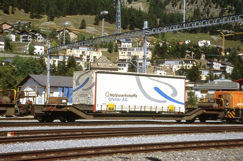 RhB - Sbk-v 7704 am 23.08.2007 in Samedan - Tiefladewagen 4-achsig mit 1 offenen Plattform - bernahme 20.04.1999 - JMR - Gewicht 14,40t - Zuladung 24,00t - LP 15,94m - zulssige Geschwindigkeit 7t/90 24t/80 km/h. Hinweis: nach unten genderte Hchstgeschwindigkeit
