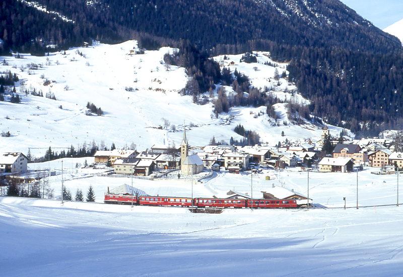 RhB Schlittelzug 913 von Bergn nach Preda am 02.02.1998 kurz oberhalb Bergn mit E-Lok Ge 4/4I 605 - AB 1518 - B 2333 BDt 1731. Hinweis: bei geffneter Schlittelbahn Preda - Bergn verkehrt der Schlittelzug im Pendelverkehr planmig und bringt die Schlittler schnell wieder zum Ausgangspunkt in Preda zurck.  