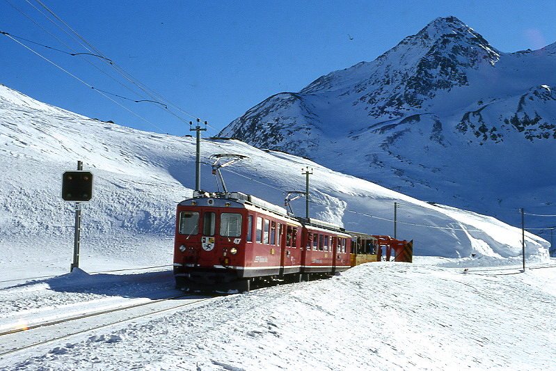 RhB Schneerum-Extrazug fr GRAUBNDEN TOURS 9466 von Ospizio Bernina nach km 21,6000 am 31.01.1998 am Lago Bianco mit Triebwagen ABe 4/4 II 47 - ABe 4/4 II 44 - B 2092 - Xk 9132
