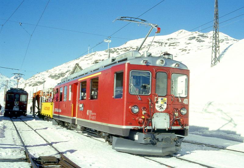 RhB SCHNEERUMZUG 4421 fr GRAUBNDEN TOURS am 08.02.1997 von Ospizio Bernina nach Lago Bianco km 25,000 in Ospizio Bernina mit ABe 4/4II 41 - B 2091 - X 9132.
