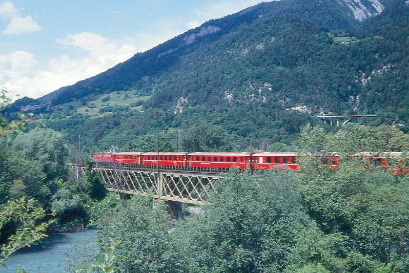 RhB Schnelllzug 545 von Chur nach St.Moritz am 07.06.1992 auf Rheinbrcke bei Reichenau mit E-Lok Ge 6/6II 701 - D - 3x B - 2x A .Hinweis: gescanntes Dia
