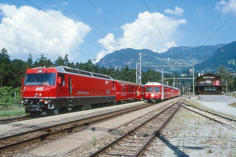 RhB Schnelllzug 545 von Chur nach St.Moritz am 25.08.1997 Durchfahrt Rodels-Realta mit E-Lok Ge 4/4III 645 - D 4220 - B 2426 - B 2360 - B 2431 - A 1283 - A 1240. Hinweis: gescanntes Dia
