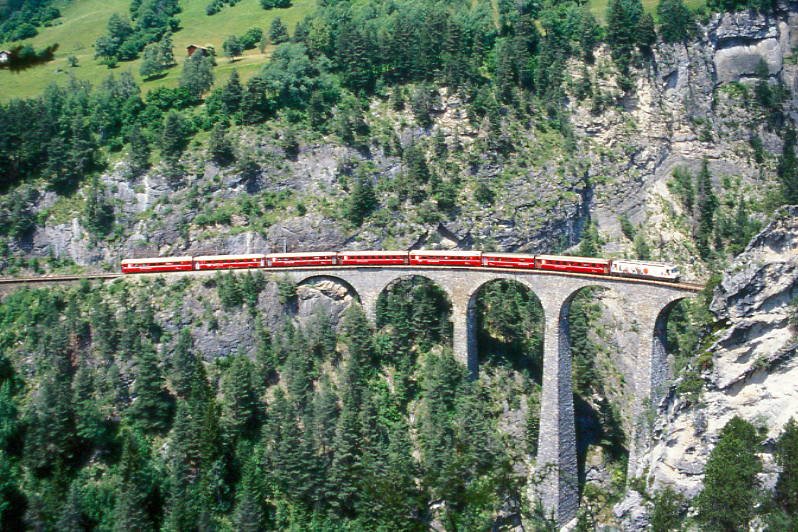 RhB Schnelllzug 545 von Chur nach St.Moritz am 04.07.1999 auf Landwasser-Viadukt zwischen Alvaneu und Filisur mit E-Lok Ge 4/4III 649 - B - D - 3x B - 2x A. Hinweis: gescanntes Dia
