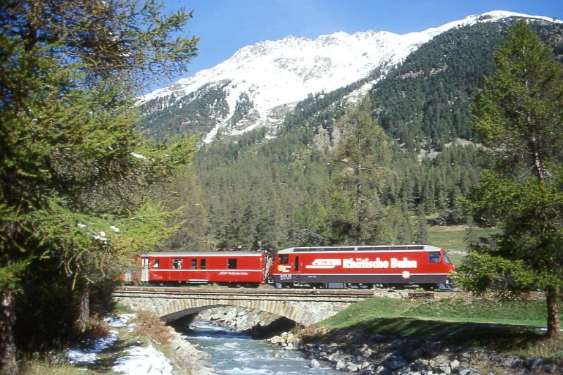 RhB Schnelllzug 545 von Chur nach St.Moritz am 07.10.1999 auf Beverin-Brcke zwischen Spinas und Bever mit E-Lok Ge 4/4III 646 - D 4215 - B 2321 - B 2361 - B 2297 - A 1233 - A 1281 - 6x B. Hinweis: gescanntes Dia
