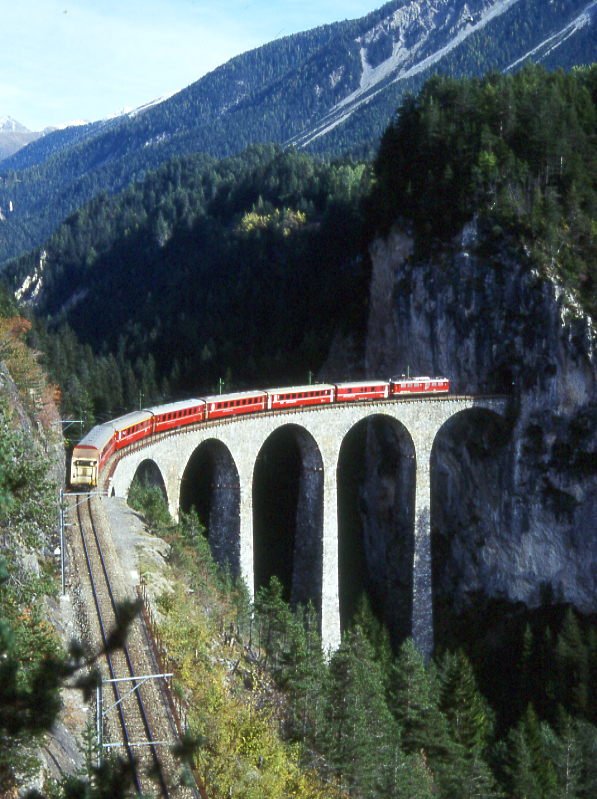 RhB Schnelllzug 545 von Chur nach St.Moritz am 13.10.1999 auf Landwasser-Viadukt zwischen Alvaneu und Filisur mit E-Lok Ge 6/6II 702 - D - 3x B - 2x A - Lbv. Hinweis: gescanntes Dia
