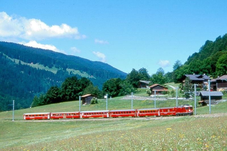 RhB Schnellzug 35 von Landquart nach Davos Platz am 20.05.1999 kurz vor Klosters Dorf mit E-Lok Ge 4/4 II 612 - D 4213 - A 1226 - B 2450 - B 2296 - B 2329 - A 1255.
