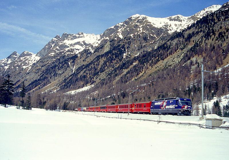 RhB SCHNELLZUG 531 von Chur nach St.Moritz am 02.03.1998 im Val Bever E-Lok Ge 4/4III 644 - D 4220 - B 2428 - B 2430 - B 2495 - A 1240 - A 1230 - B 2273 - As 1161 - WR 3812 - B 2349 - Skl 8407. Hinweis: Lok noch mit Werbung UNERHRT
