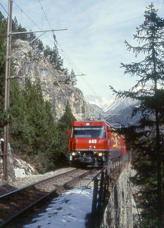 RhB SCHNELLZUG 531 von Chur nach St.Moritz am 03.03.1998 auf Lehnenviadukt zwischen Muot und Preda mit E-Lok Ge 4/4III 648. Hinweis: Lok alter Werbung VEREINA
