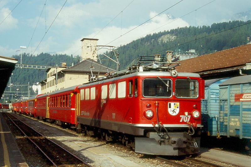 RhB Schnellzug 534 von St.Moritz nach Chur am 13.05.1994 in St.Moritz mit E-Lok Ge 6/6II 707 - B 2251 - B 2254 - A 1283 - A 1235 - B 2436 - B 2348 - B 2378 - D 4223. Hinweis: gescanntes Dia
