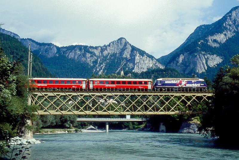 RhB Schnellzug 534 von St.Moritz nach Chur am 02.09.1997 bei Reichenau mit E-Lok Ge 4/4III 644 - B 2369 - B 2363 - A 1228 - A 1236 - B 2391 - B 2361 - B 2382 - D 4219. Hinweis: gescanntes Dia
