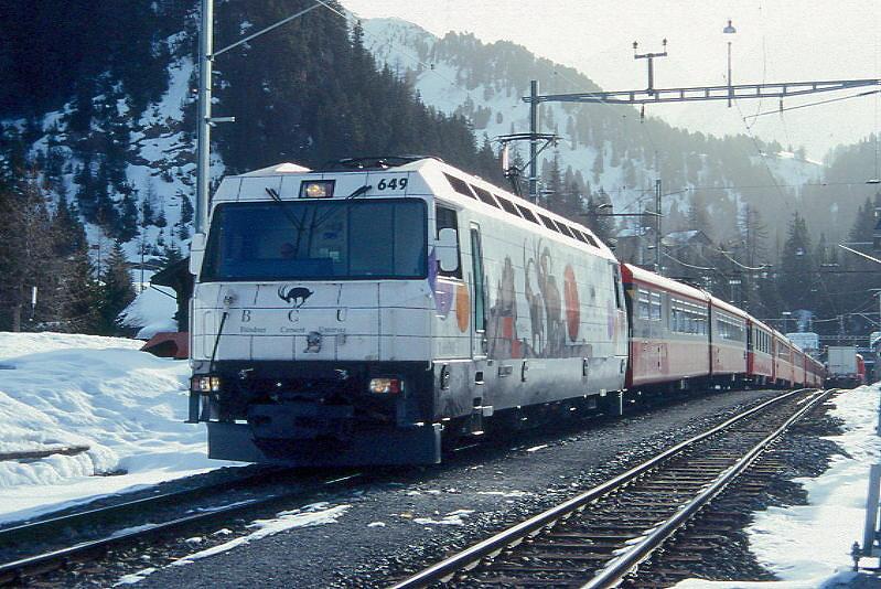 RhB Schnellzug 534 von St.Moritz nach Chur am 03.03.1998 in Preeda mit E-Lok Ge 4/4III 649 - WR 3816/17 - A 1272 - A 1281 - B 2393 - B 2381 - B 2325 - D 4215. Hinweis: gescanntes Dia
