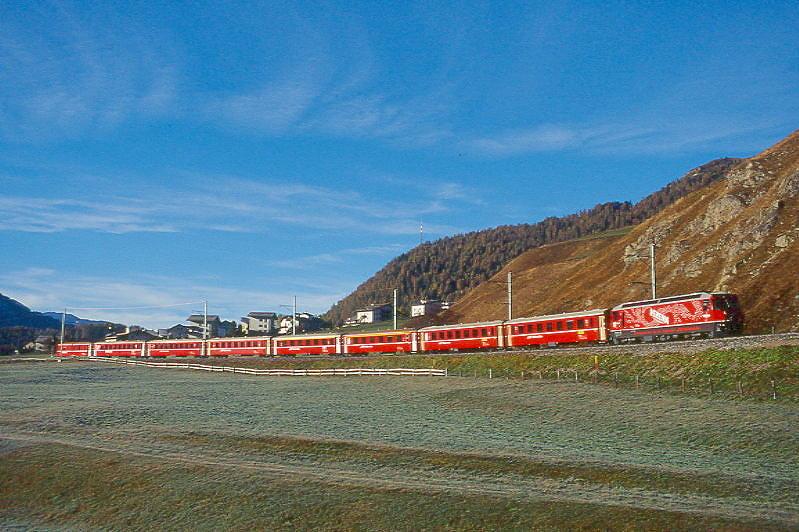 RhB Schnellzug 534 von St.Moritz nach Zermatt am 15.10.1999 zwischen Celerina und Samedan E-Lok Ge 4/4III 648 - 2xB - 2xA - 3xB - D. Hinweis: gescanntes Dia
