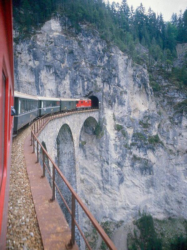 RhB Schnellzug 535 von Chur nach St.Moritz am 27.05.1988 auf Landwasserviadukt zwischen Alvaneu und Filisur mit E-Lok Ge 4/4II 6xx - 3xB - .. Hinweis: noch berwiegend grne Fahrzeuge im Einsatz, gescanntes Dia
