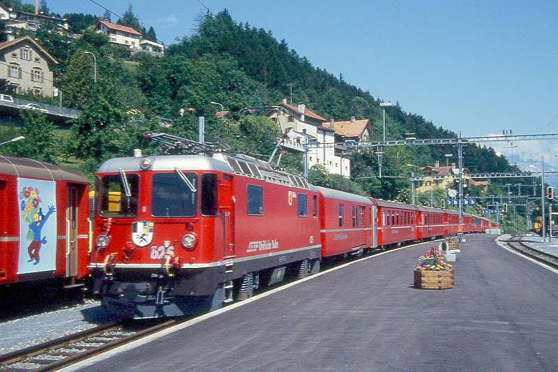 RhB Schnellzug 535 von Chur nach St.Moritz am 05.06.1993 Einfahrt Thusis mit E-Lok Ge 4/4II 625 - D - 3xB - 2xA - B - 2xA - B. Hinweis: gescanntes Dia
