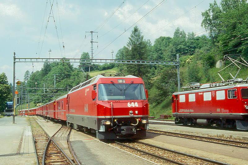 RhB Schnellzug 535 von Chur nach St.Moritz am 28.06.1995 Einfahrt Filisur mit E-Lok Ge 4/4III 644 - D 4217 - B 2437 - B 2439 - B 2360 - A 1269 - A 1239 - B 2363 - B 2255. Hinweis: gescanntes Dia
