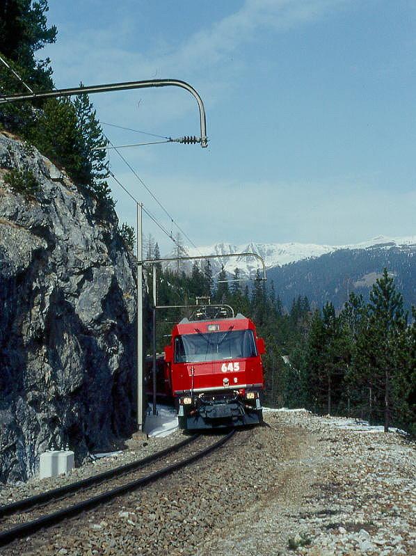 RhB Schnellzug 535 von Chur nach St.Moritz am 03.03.1998 kurz nach Rugnux-Tunnel zwischen Muot und Preda mit E-Lok Ge 4/4III 645 - D - B 2347 - B 2357 - B 2494 - A 1266 - A 1264 - B 2326 - Haikv 5120 - Skpw 8416. Hinweis: gescanntes Dia
