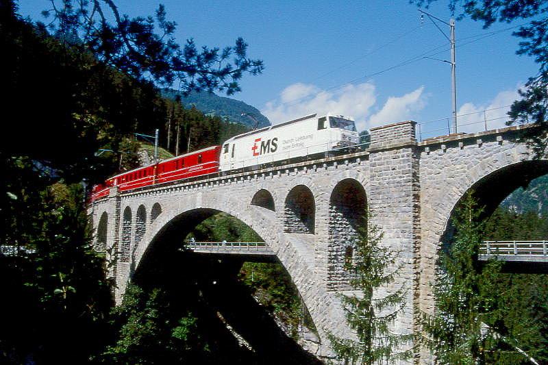 RhB Schnellzug 535 von Chur nach St.Moritz am 27.08.1998 auf Soliser Viadukt mit E-Lok Ge 4/4III 643 - D - 3xB - 2xA. Hinweis: Lok mit Werbung EMS, gescanntes Dia
