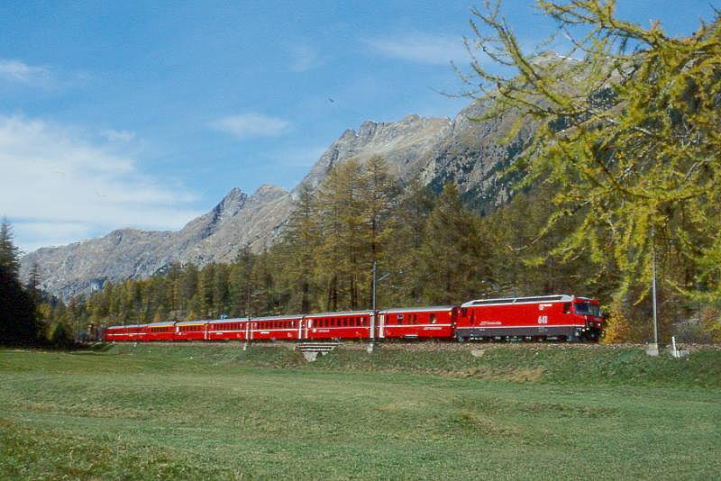 RhB Schnellzug 535 von Chur nach St.Moritz am 15.10.1999 Einfahrt im Val Bever zwischen Spinas und Beber mit E-Lok Ge 4/4III 641 - D 4215 - B 2341 - B 2361 - B 2367 - A 1233 - A 1281 - 2xB - Gakv 54xx - Sklv 84xx. Hinweis: gescanntes Dia
