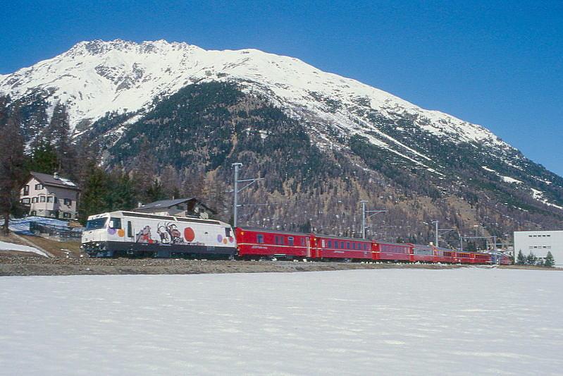 RhB Schnellzug 535 von Chur nach St.Moritz am 12.03.2000 Ausfahrt Bever mit E-Lok Ge 4/4III 649 - D 4215 - B 2440 - B 2424 - B 2392 - A 1281 - A 1226 - A 1225 - WR 3811 - A 1268 - B 2442 - B 2365 - B 23296. Hinweis: Lok-Werbung BCU, gescanntes Dia
