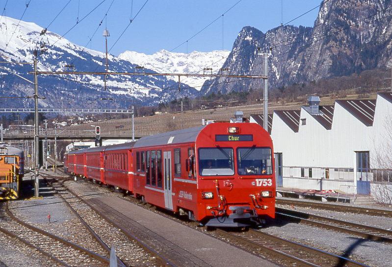 RhB Schnellzug 54 von Davos-Platz nach Chur und weiter als Regionalzug 261 nach Disentis vom 27.02.2000 Einfaht Untervaz mit Nevag-Pendelzug BDt 1733 - B 2348 - B 2353 - B 2292 - A 1245 - Ge 4/4II 629, schiebende E-Lok. Hinweis: Wegen Wagenmangen an einen Wintersaison-Samstag wurde im Schnellzugumlauf die Reservekompo eingesetzt!