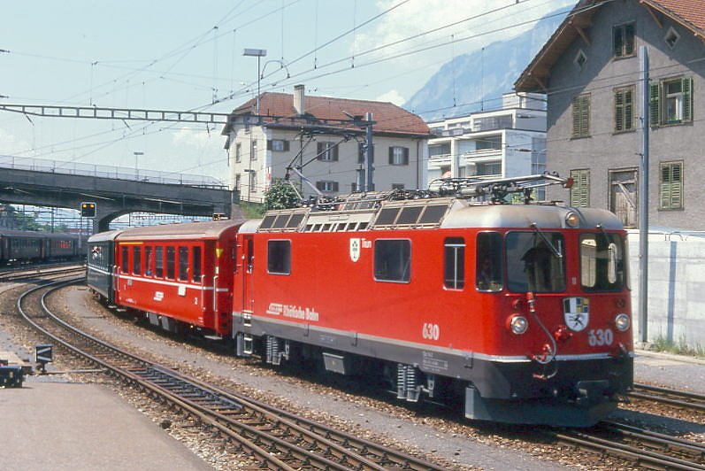 RhB Schnellzug 540 von St.Moritz nach Chur am 21.05.1989 Einfahrt Chur mit E-Lok Ge 4/4II 630 - AB - B - .... Hinweis: gescanntes Dia
