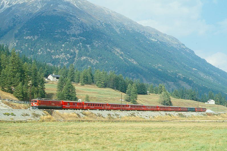 RhB Schnellzug 541 von Chur nach St.Moritz am 24.09.1989 zwischen Bever und Samedan mit E-Lok Ge 6/6II 705 - D - 3x B - 2x A - B - WR - B  - A - B. Hinweis: gescanntes Dia
