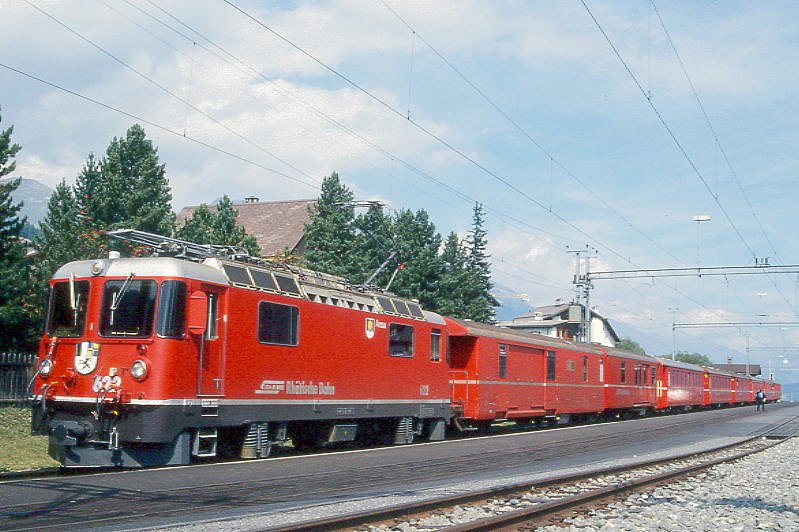 RhB Schnellzug 541 von Chur nach St.Moritz am 07.09.1994 in Celerina mit E-Lok Ge 4/4II 622 - Z 98 - D 4223 - B 2363 - B 2441 - B 2440 - A 1230 - A 1269. Hinweis: gescanntes Dia
