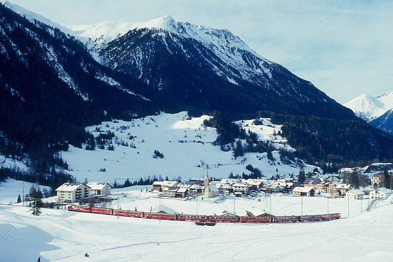RhB Schnellzug 541 von Chur nach St.Moritz am 02.02.1998 bei Bergn mit E-Lok Ge 4/4III 641 - D 4226 - B 2347 - B 2357 - B 2497 - A 1274 - A 1264 - WR 3816/17 - B 2306. Hinweis: gescanntes Dia
