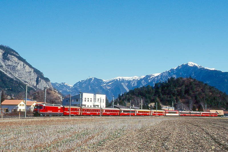 RhB Schnellzug 541 von Chur nach St.Moritz am 27.02.1998 bei Domat/Ems mit E-Lok Ge 4/4III 646 - D 4220 - B 2428 - B 2430 - B 2495 - A 1240 - A 1230 - FO PS 4011 - WR 3816/17 - B 2382 - B 2253. Hinweis: gescanntes Dia
